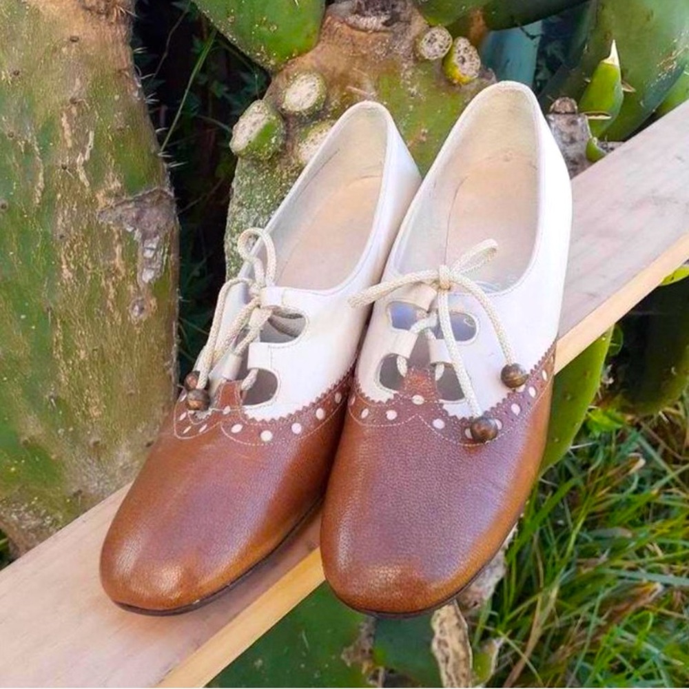 Vintage Tan and Cream oxford detail style heels